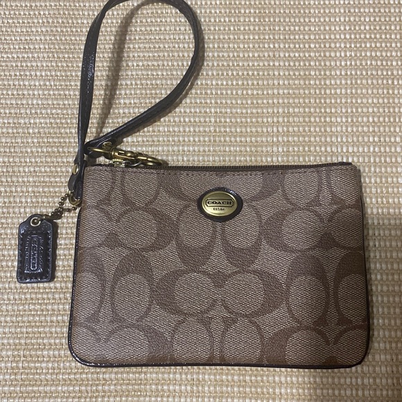 Coach Handbags - EUC Coach Peyton signature wristlet